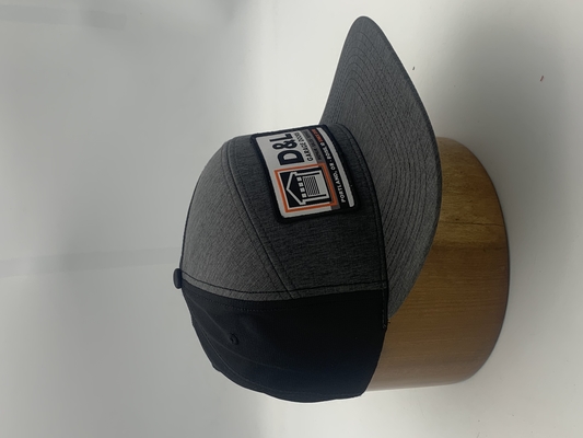 Casquette Snapback réglable avec bande de siège et coutures simplifiées.