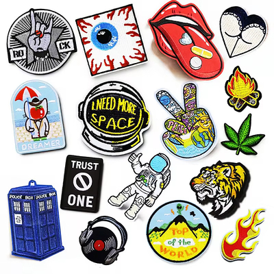 Emballage et expédition en vrac Badges brodés personnalisables pour vêtements 100 pièces par sac