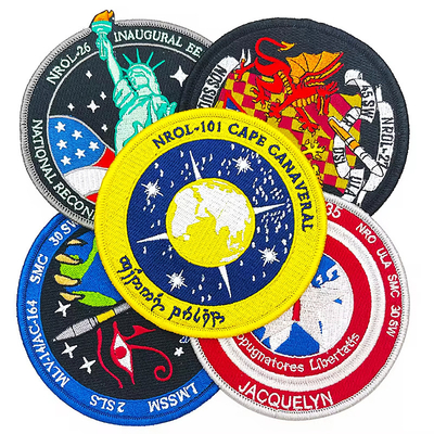 Emballage et expédition en vrac Badges brodés personnalisables pour vêtements 100 pièces par sac