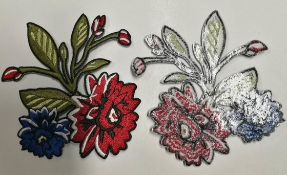 2Pcs/frontière blanche Rose Iron On Embroidery Flowers Merrowed de paires pour des vêtements