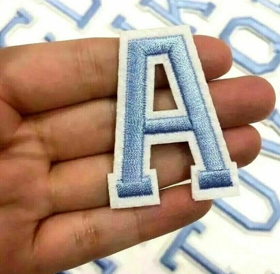 La lettre brodée par bleus layette raccorde alphabet de tissu de sergé le rétro pour des vêtements